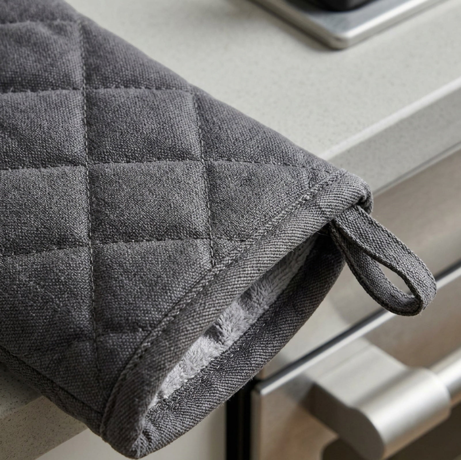 Bjwfx Crosshatch Quilted Cotton Oven Mitts 12.6 in Charcoal Pair - Detail view