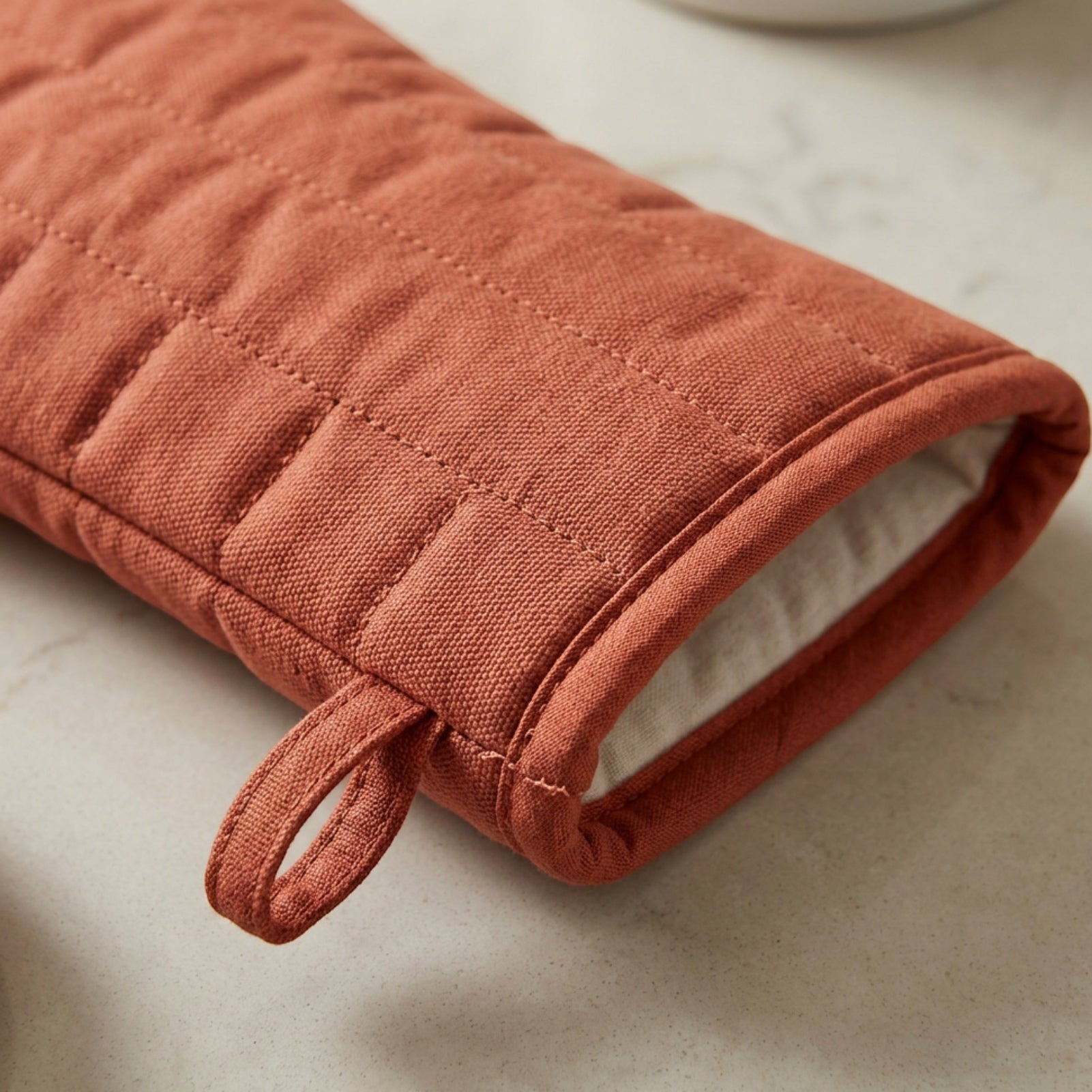 Bjwfx Longfield Extra-Long Quilted Oven Mitts 15.7 in Terracotta Pair - Detail view